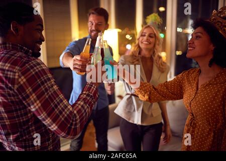 Toasts d'amis avec des bouteilles ensemble sur la célébration Banque D'Images