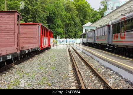 Nizhny Novgorod, Russie - 20 juil 2019 : chemin de fer pour enfants de Nijni-Novgorod. Les anciens et les nouveaux wagons de chemin de fer sur la station terminal Banque D'Images