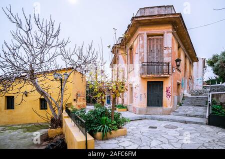 Athènes / Grèce - 1 février 2014 : vue sur une maison abandonnée avec graffitis, dans le quartier historique de Plaka. Banque D'Images