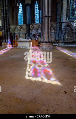 La lumière du soleil à travers les vitraux en formant un motif coloré, La Cathédrale de Lincoln, ville de Lincoln, Lincolnshire, East Midlands, Angleterre, RU Banque D'Images