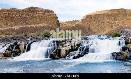 Belles petites cascades sur une rivière sauvage à Washington Banque D'Images