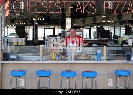 Bienvenue sur le Hot Spot, un restaurant populaire sur la promenade à Wildwood, New Jersey, USA Banque D'Images