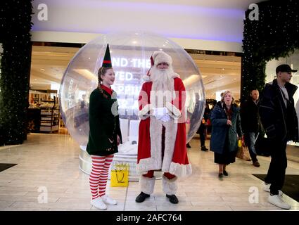 Manchester, UK. 14 Décembre, 2019. Le Père Noël et son aide, un elfe, dans l'approche de Noël dans Selfridges, Manchester, Lancashire, Royaume-Uni. Crédit : Barbara Cook/Alamy Live News Banque D'Images