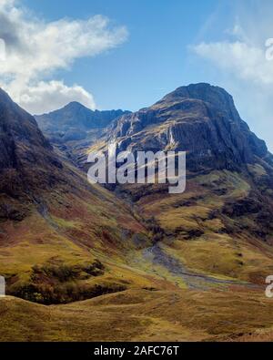 Couleurs d'automne de la Scottish montagnes et ruisseau de montagne à Glencoe, en Écosse, au Royaume-Uni. Banque D'Images
