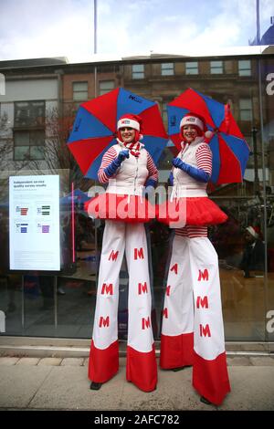 Manchester, UK. 14 Décembre, 2019. L'ouverture d'une nouvelle banque de métro sur la rue principale au cours de l'approche de Noël dans la région de Manchester, Lancashire, Royaume-Uni. Crédit : Barbara Cook/Alamy Live News Banque D'Images