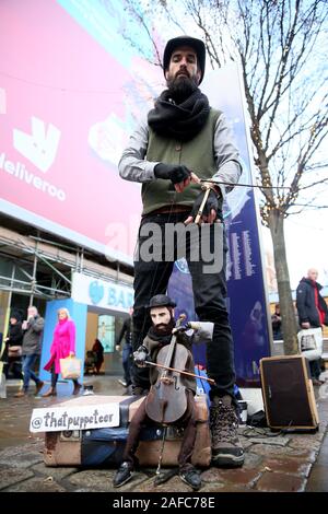Manchester, UK. 14 Décembre, 2019. Marionnettiste divertit les clients dans l'approche de Noël dans la région de Manchester, Lancashire, Royaume-Uni. Crédit : Barbara Cook/Alamy Live News Banque D'Images