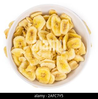 Chips de banane séchées frais isolé sur fond blanc ; close-up shot Banque D'Images