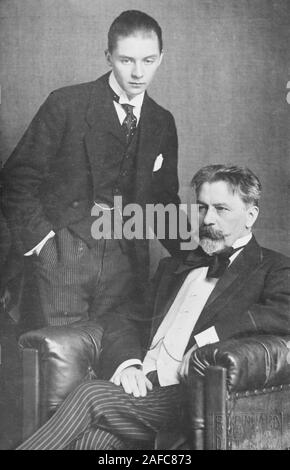 Le compositeur hongrois Arthur Nikisch (1855-1922) avec son fils, le pianiste classique Mitja Nikisch (1899-1936). Banque D'Images