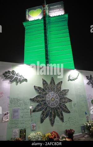 Au nord de Kensington, Londres, Royaume-Uni. 14 Décembre, 2019. Les survivants et les amis et sympathisants se sont rassemblés à l'extérieur Kensington Town Hall de l'avant de la marche silencieuse mensuel pour se souvenir de ceux qui ont perdu la vie dans l'incendie. Credit : Natasha Quarmby/Alamy Live News Banque D'Images