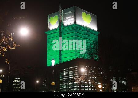 Au nord de Kensington, Londres, Royaume-Uni. 14 Décembre, 2019. Les survivants et les amis et sympathisants se sont rassemblés à l'extérieur Kensington Town Hall de l'avant de la marche silencieuse mensuel pour se souvenir de ceux qui ont perdu la vie dans l'incendie. Credit : Natasha Quarmby/Alamy Live News Banque D'Images