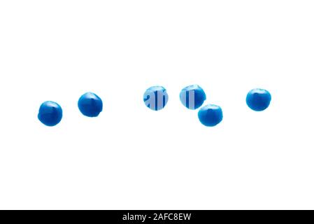 Gouttes de vernis bleu isolé sur fond blanc. Banque D'Images