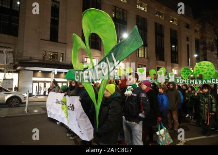 Au nord de Kensington, Londres, Royaume-Uni. 14 Décembre, 2019. Les survivants et les amis et sympathisants se sont rassemblés à l'extérieur Kensington Town Hall de l'avant de la marche silencieuse mensuel pour se souvenir de ceux qui ont perdu la vie dans l'incendie. Credit : Natasha Quarmby/Alamy Live News Banque D'Images