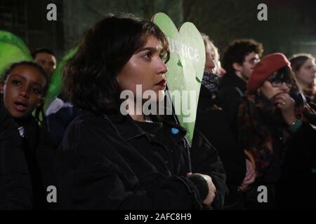 Au nord de Kensington, Londres, Royaume-Uni. 14 Décembre, 2019. Les survivants et les amis et sympathisants se sont rassemblés à l'extérieur Kensington Town Hall de l'avant de la marche silencieuse mensuel pour se souvenir de ceux qui ont perdu la vie dans l'incendie. Credit : Natasha Quarmby/Alamy Live News Banque D'Images