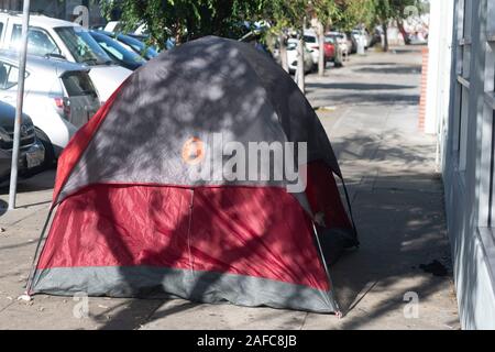 Un campement de sans-abri est vu à San Francisco, Californie, États-Unis le 14 décembre 2019. L'administration d'atout est de remplacer un feu récemment nommé par Obama, Matthew Doherty, directrice générale du Conseil interministériel sur l'itinérance, chargé de la lutte contre l'itinérance, ce qui peut laisser croire à la Maison Blanche s'apprête à offrir un nouveau programme de lutte contre la question des sans-abri à San Francisco, Los Angeles et San Jose, Californie. Le gouverneur de la Californie, Gavin Newsom a annoncé son intention de libérer 650 millions de dollars en aide d'urgence pour lutter contre la crise de l'itinérance. (Photo de Yichuan Cao/Sipa USA) Banque D'Images