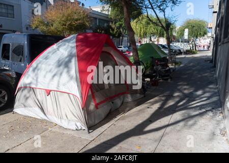 Un campement de sans-abri est vu à San Francisco, Californie, États-Unis le 14 décembre 2019. L'administration d'atout est de remplacer un feu récemment nommé par Obama, Matthew Doherty, directrice générale du Conseil interministériel sur l'itinérance, chargé de la lutte contre l'itinérance, ce qui peut laisser croire à la Maison Blanche s'apprête à offrir un nouveau programme de lutte contre la question des sans-abri à San Francisco, Los Angeles et San Jose, Californie. Le gouverneur de la Californie, Gavin Newsom a annoncé son intention de libérer 650 millions de dollars en aide d'urgence pour lutter contre la crise de l'itinérance. (Photo de Yichuan Cao/Sipa USA) Banque D'Images