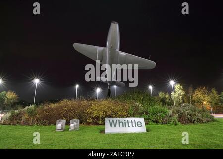 Un monument à Frank Whittle, inventeur du moteur à réaction, près de Lutterworth. Le monument est composé d'une réplique d'une semi maquette avion Gloster. Banque D'Images