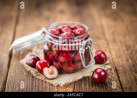Les cerises confites sur un arrière-plan vintage comme détaillé close-up shot, selective focus Banque D'Images
