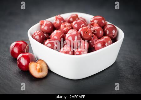 Partie des cerises en conserve comme détaillé gros plan sur une dalle d'ardoise, selective focus Banque D'Images