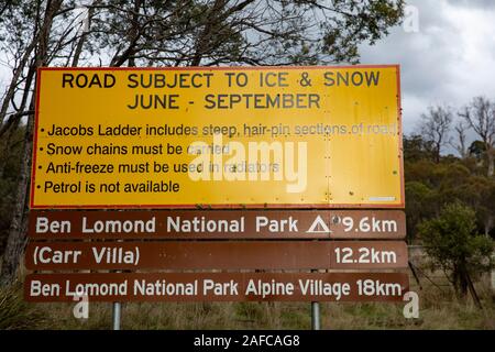 Inscrivez-vous à Ben Lomond avertissement du parc national de la glace et de la neige sur la route en hiver, Tasmanie, Australie Banque D'Images