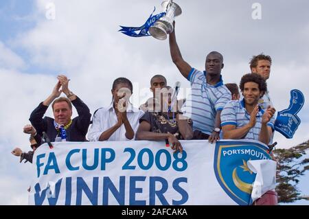 Le Manager et les joueurs de Portsmouth Football Club, FA Cup côté gagnant pour 2008, fièrement la FA Cup trophy sur leur revue de la victoire dans les rues de Portsmouth et Southsea, Royaume-Uni le 18 mai 2008. Banque D'Images