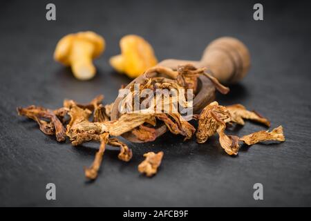 Partie de chanterelles séchées comme détaillé gros plan sur une dalle d'ardoise, selective focus Banque D'Images