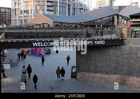 Bienvenue au centre commercial de cour gouttes de charbon et de shopping à Noël dans Kings Cross de Camden Londres Angleterre Royaume-uni KATHY DEWITT Banque D'Images