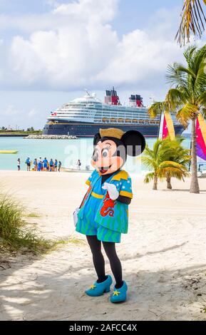 Minnie Mouse caractère sur sur la plage à Castaway Cay, une île privée aux Bahamas pour les navires de ligne de croisière de Disney Banque D'Images