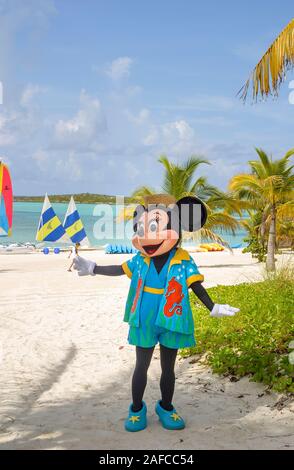 Minnie Mouse caractère sur sur la plage à Castaway Cay, une île privée dans les Bahamas pour navires de Disney Cruise Line, près de Great Abaco Island Banque D'Images