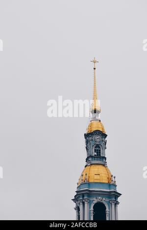 La tour d'or de la cathédrale Nikolsky à Saint-Pétersbourg Banque D'Images