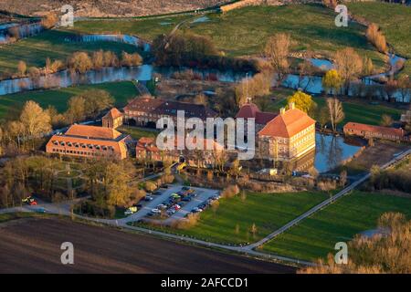 Photo aérienne, Château Oberwerries est un château à douves ailé dans le Lippeauen Hamm-Heessen district du marteau.après la construction de douves wo Banque D'Images