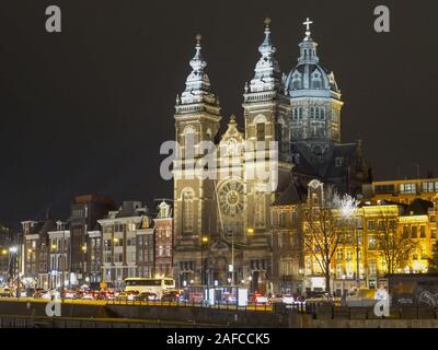 Une photo de nuit de Basilique St Nicholas à Amsterdam Banque D'Images