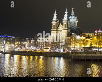 AMSTERDAM, Pays-Bas, 11-Octobre, 2017 : grande photo de nuit de Basilique St Nicholas à Amsterdam Banque D'Images