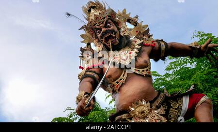 KUTA, INDONÉSIE - MARS, 16, 2018 : ogoh ogoh-statue avec effets spéciaux de fumée à Kuta, Bali Banque D'Images