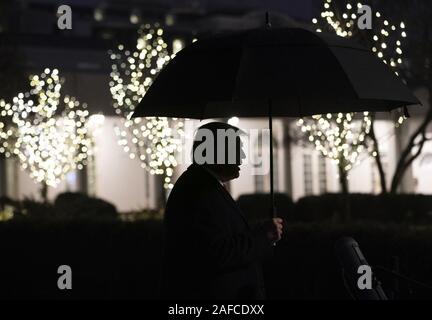 Washington, États-Unis d'Amérique. Dec 10, 2019. Le président Donald J. Trump parle aux membres de la presse à la Maison Blanche Mardi, 10 décembre 2019, avant d'embarquer à bord d'un marin pour commencer son voyage à Hershey, PA Les gens : le Président Donald J. Trump Credit : tempêtes Media Group/Alamy Live News Banque D'Images