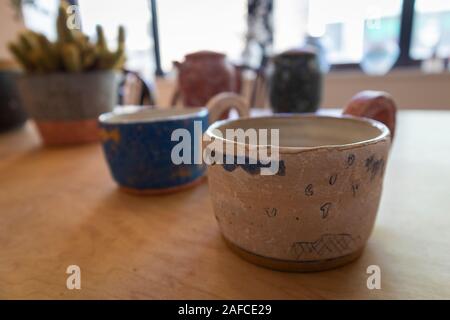 Collections de poterie pour vente à la galerie à Kamakura, au Japon. Banque D'Images