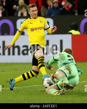 Mainz, Allemagne. 14 Décembre, 2019. Marco Reus (L) de Dortmund est en concurrence au cours de la Bundesliga match de football contre FSV Mainz 05 à Mayence, en Allemagne, le 14 décembre 2019. Credit : Joachim Bywaletz/Xinhua/Alamy Live News Banque D'Images