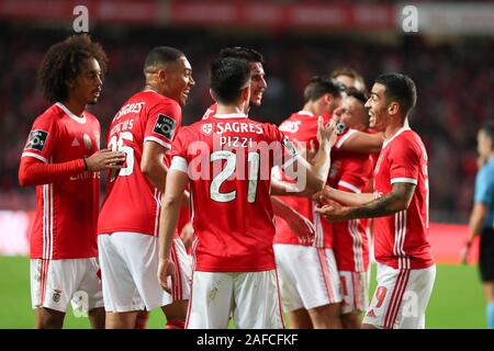 Lisbonne. 14 Décembre, 2019. Pizzi (3L) de SL Benfica célèbre avec ses coéquipiers après avoir marqué son deuxième but au cours d'un match de football portugaise Primeira Liga entre SL Benfica et le FC Famalicão au stade de la Luz à Lisbonne le 14 décembre 2019. Crédit : Pedro Fiuza/Xinhua/Alamy Live News Banque D'Images