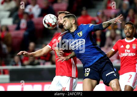 Lisbonne. 14 Décembre, 2019. Haris Seferovic (L) de SL Benfica rivalise avec Riccieli du FC Famalicão lors d'un match de football portugaise Primeira Liga entre SL Benfica et le FC Famalicão au stade de la Luz à Lisbonne le 14 décembre 2019. Crédit : Pedro Fiuza/Xinhua/Alamy Live News Banque D'Images