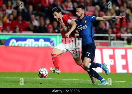 Lisbonne. 14 Décembre, 2019. Pizzi (L) de SL Benfica rivalise avec Gustavo da Assunção du FC Famalicão lors d'un match de football portugaise Primeira Liga entre SL Benfica et le FC Famalicão au stade de la Luz à Lisbonne le 14 décembre 2019. Crédit : Pedro Fiuza/Xinhua/Alamy Live News Banque D'Images