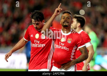 Lisbonne. 14 Décembre, 2019. Caio Lucas (R) de SL Benfica célèbre avec Gabriel après avoir marqué lors d'un match de football portugaise Primeira Liga entre SL Benfica et le FC Famalicão au stade de la Luz à Lisbonne le 14 décembre 2019. Crédit : Pedro Fiuza/Xinhua/Alamy Live News Banque D'Images