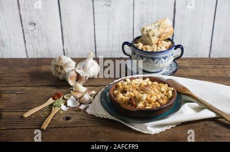 Nature morte avec du pain sur une vieille table en bois et un fond blanc, la mie de pain Banque D'Images