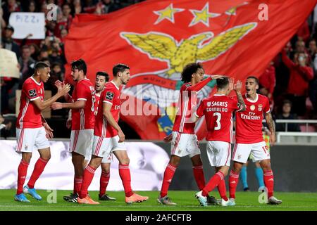 Lisbonne. 14 Décembre, 2019. Carlos Vinicius (1re L) de SL Benfica célèbre avec ses coéquipiers après avoir marqué lors d'un match de football portugaise Primeira Liga entre SL Benfica et le FC Famalicão au stade de la Luz à Lisbonne le 14 décembre 2019. Crédit : Pedro Fiuza/Xinhua/Alamy Live News Banque D'Images