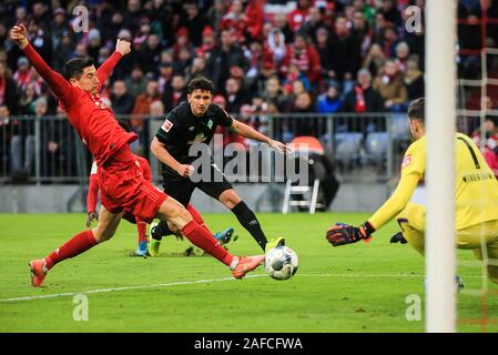 Munich, Allemagne. 14 Décembre, 2019. Robert Lewandowski (L) du Bayern Munich lance une balle au cours d'un match de Bundesliga allemande entre FC Bayern Munich et SV Werder de Brême à Munich, Allemagne, le 14 décembre 2019. Crédit : Philippe Ruiz/Xinhua/Alamy Live News Banque D'Images