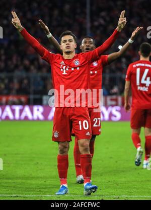 Munich, Allemagne. 14 Décembre, 2019. Philippe Coutinho (L) du Bayern Munich célèbre son hat-trick lors d'un match de Bundesliga allemande entre FC Bayern Munich et SV Werder de Brême à Munich, Allemagne, le 14 décembre 2019. Crédit : Philippe Ruiz/Xinhua/Alamy Live News Banque D'Images