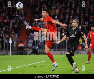 Munich, Allemagne. 14 Décembre, 2019. Ivan Perisic (L) du Bayern Munich convoite la la balle lors d'un match de Bundesliga allemande entre FC Bayern Munich et SV Werder de Brême à Munich, Allemagne, le 14 décembre 2019. Crédit : Philippe Ruiz/Xinhua/Alamy Live News Banque D'Images