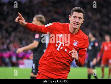 Munich, Allemagne. 14 Décembre, 2019. Robert Lewandowski du Bayern Munich célèbre sa deuxième marquant lors d'un match de Bundesliga allemande entre FC Bayern Munich et SV Werder de Brême à Munich, Allemagne, le 14 décembre 2019. Crédit : Philippe Ruiz/Xinhua/Alamy Live News Banque D'Images