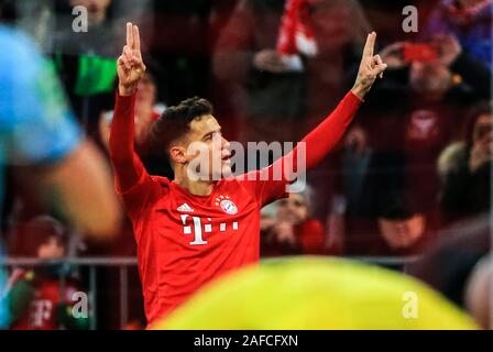 Munich, Allemagne. 14 Décembre, 2019. Philippe Coutinho du Bayern Munich célèbre sa première marquant lors d'un match de Bundesliga allemande entre FC Bayern Munich et SV Werder de Brême à Munich, Allemagne, le 14 décembre 2019. Crédit : Philippe Ruiz/Xinhua/Alamy Live News Banque D'Images