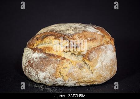 (Pain) miche ou de levain français, appelé ainsi que la douleur de campagne, sur l'affichage isolé sur un fond noir. Pain de Campagne est un typique Fren Banque D'Images