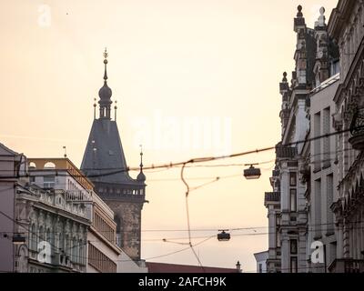 Photo de l'emblématique tour du beffroi de la nouvelle mairie (novomestska radnice) de Prague, République tchèque, entouré par d'étroites stree médiévale touristique Banque D'Images