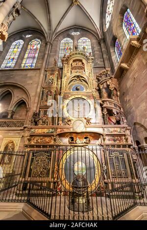 Strasbourg, France - Décembre 1,2019 : l'horloge astronomique de 18 mètres dans le transept sud de la cathédrale Notre-Dame de Strasbourg est l'une des grandes Banque D'Images